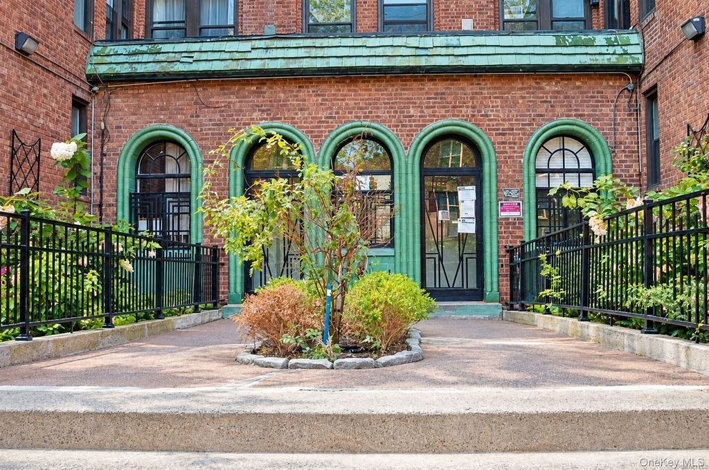 83-00 Talbot Street - Photo 1