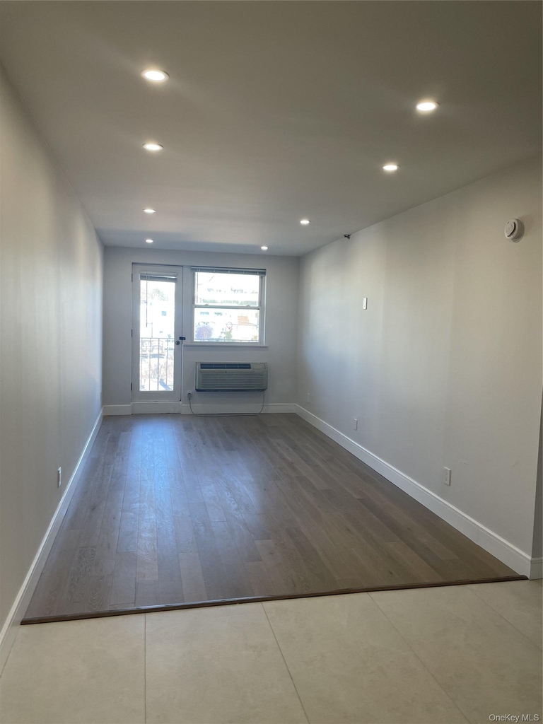 320 Post Avenue - Photo 5