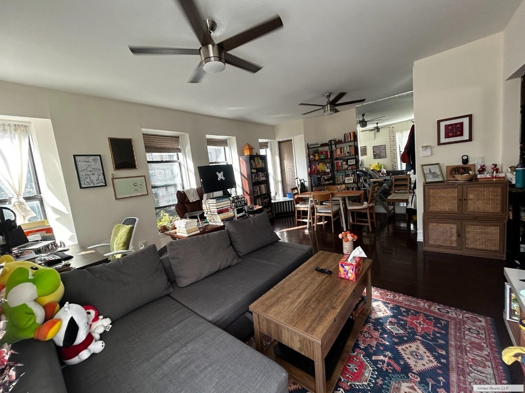 560 W End Avenue - Photo 0