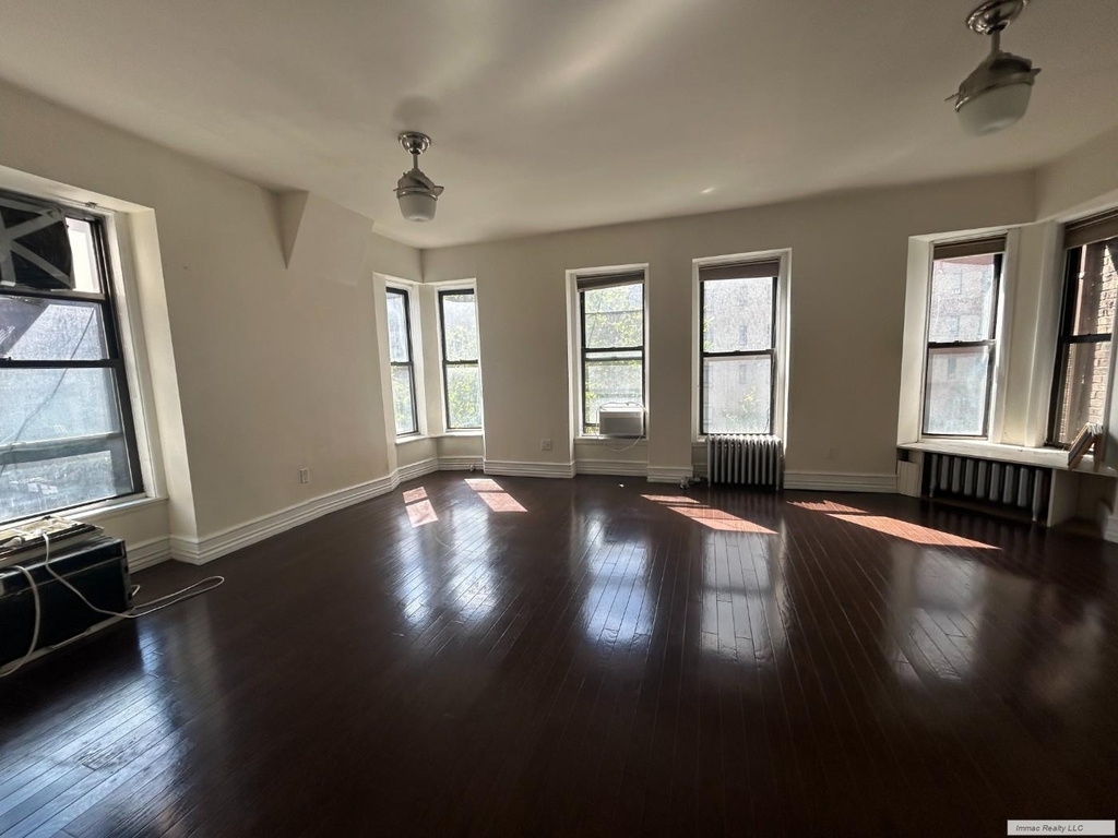 560 W End Avenue - Photo 1