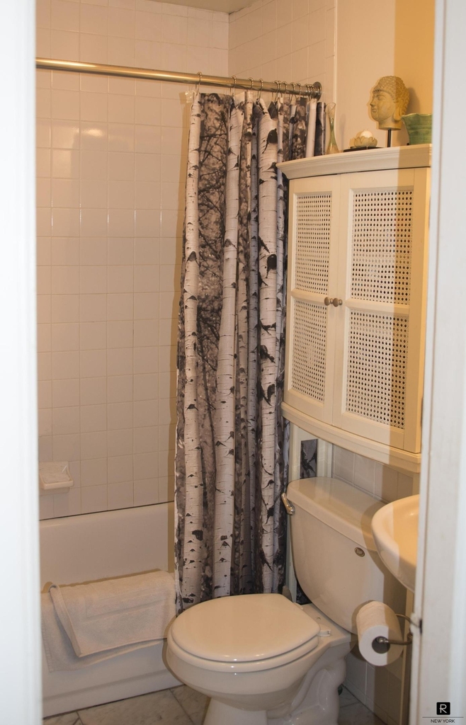 420 W 46th Street - Photo 7