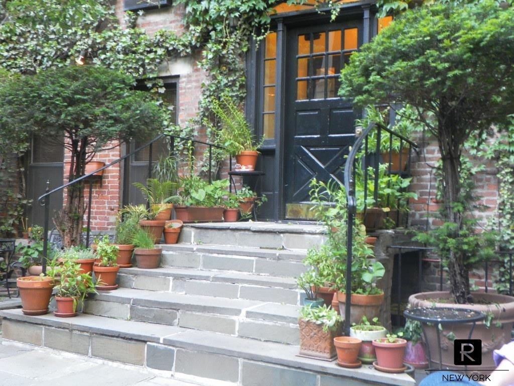 420 W 46th Street - Photo 1