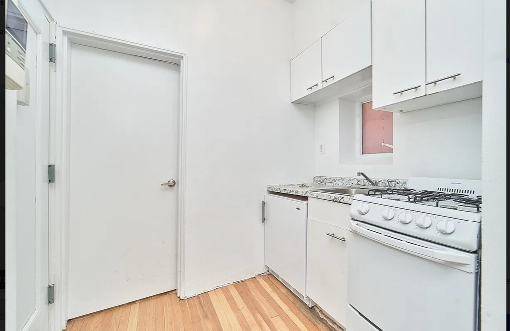 353 W 44th Street - Photo 7