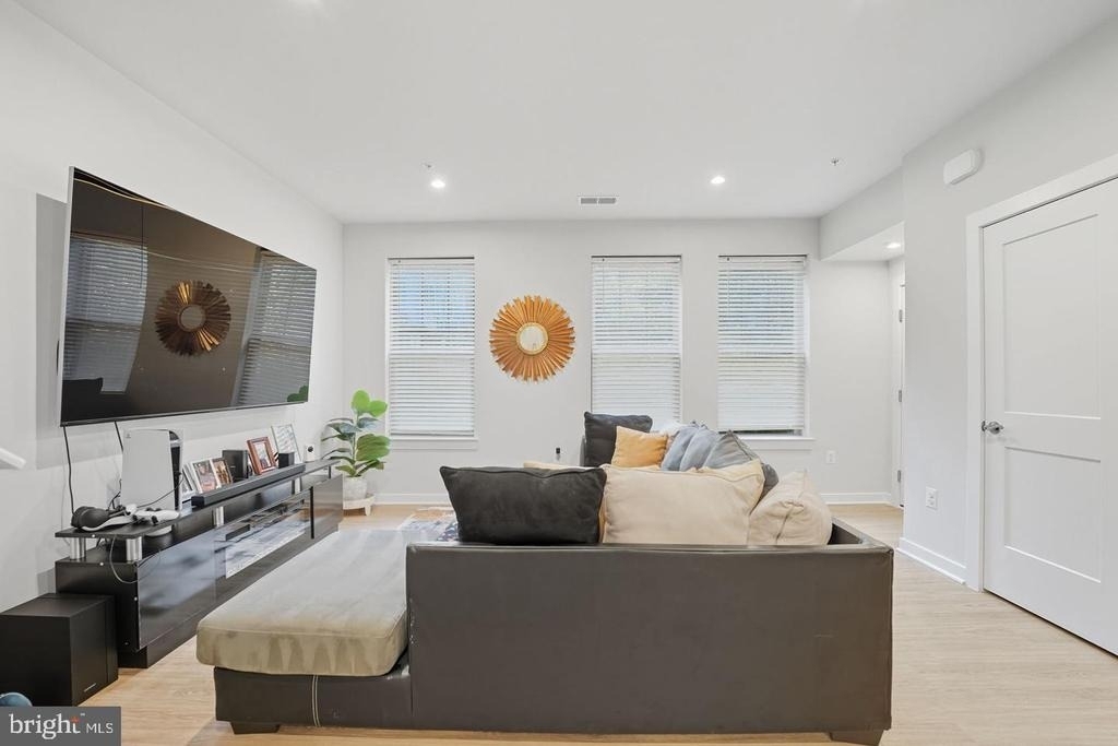 707 Thomas Lane - Photo 5