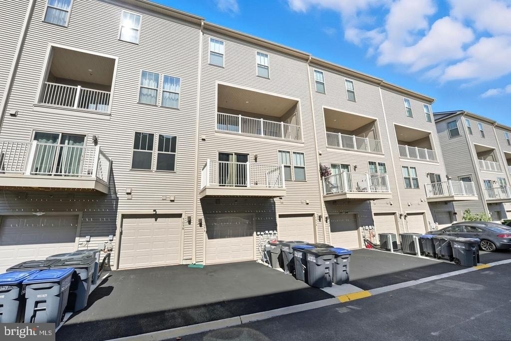 707 Thomas Lane - Photo 2