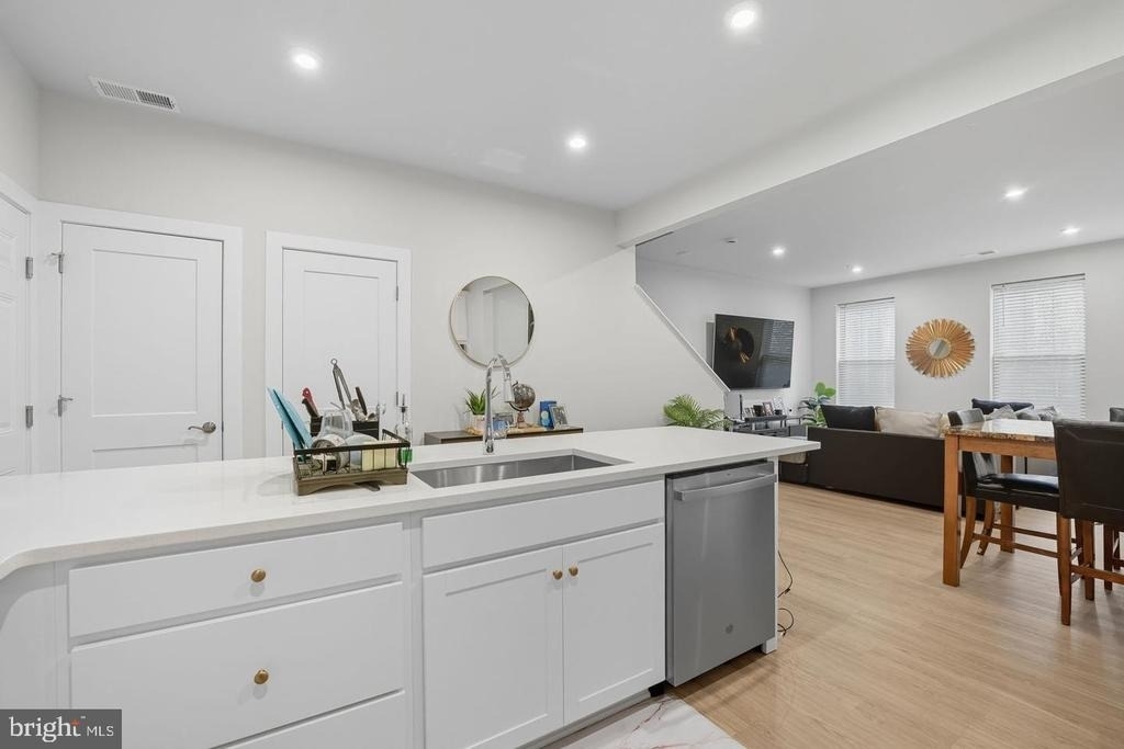 707 Thomas Lane - Photo 10