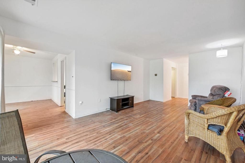 9715 Kings Crown Court - Photo 3