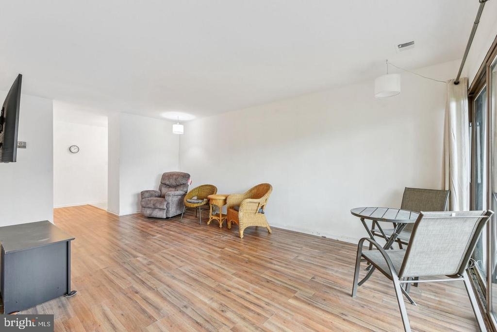 9715 Kings Crown Court - Photo 2