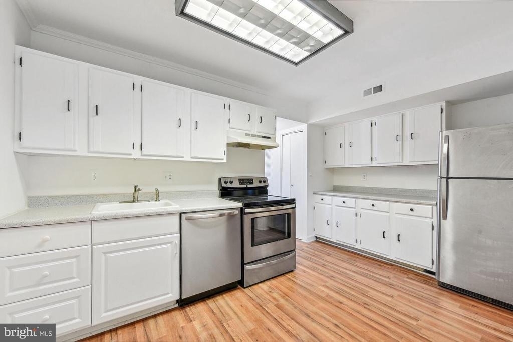 9715 Kings Crown Court - Photo 4