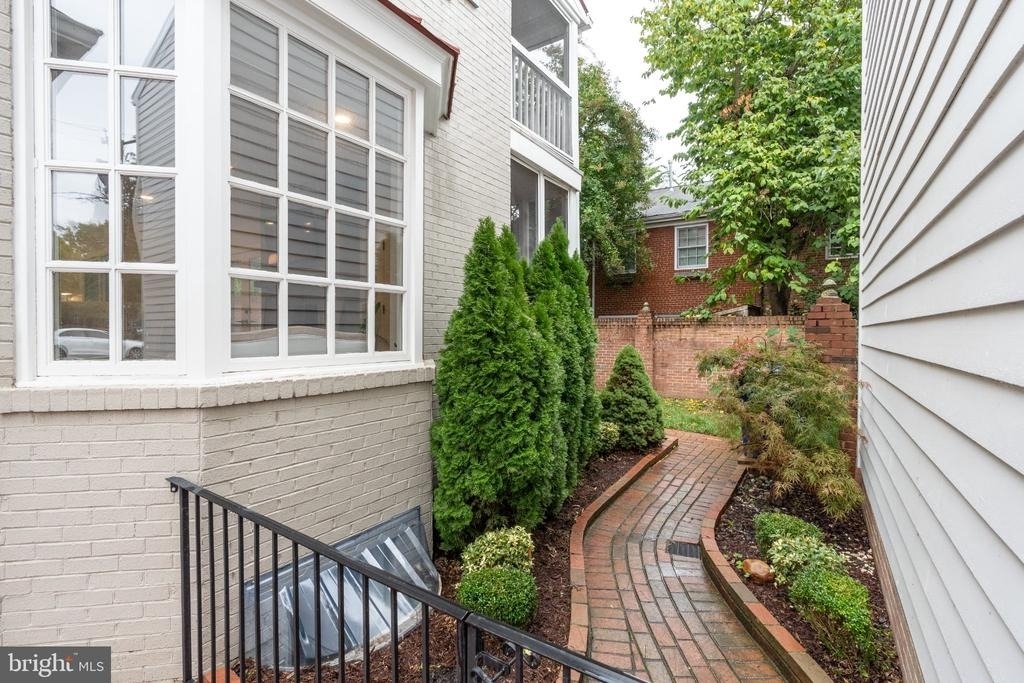 504 S Pitt Street - Photo 3