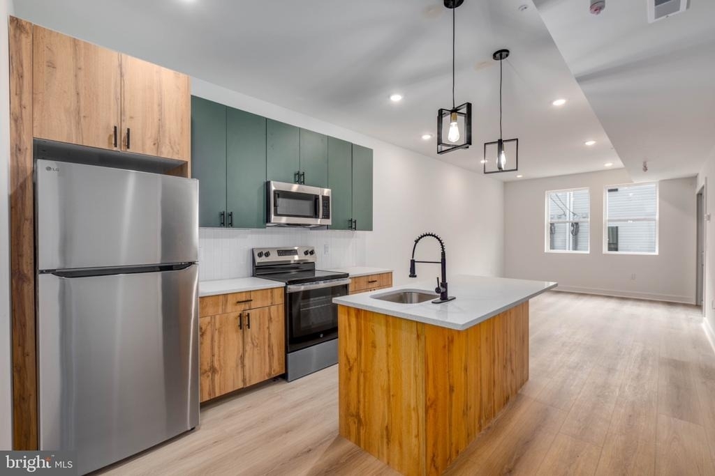 1224 W Silver Street - Photo 0