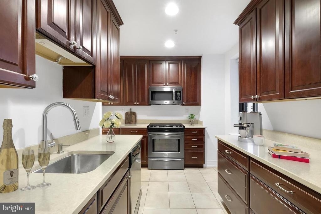 222 W Rittenhouse Square - Photo 2
