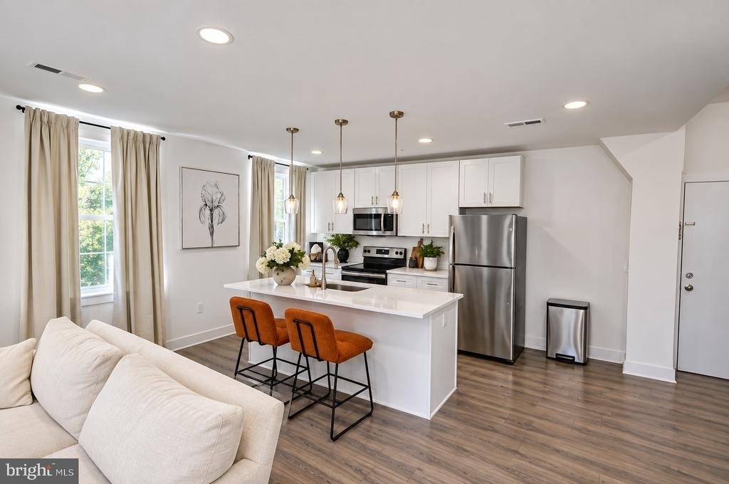 211 E Union Street - Photo 2