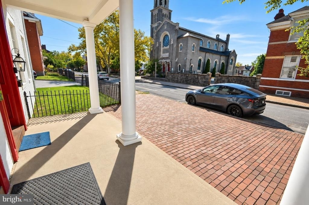 211 E Union Street - Photo 1