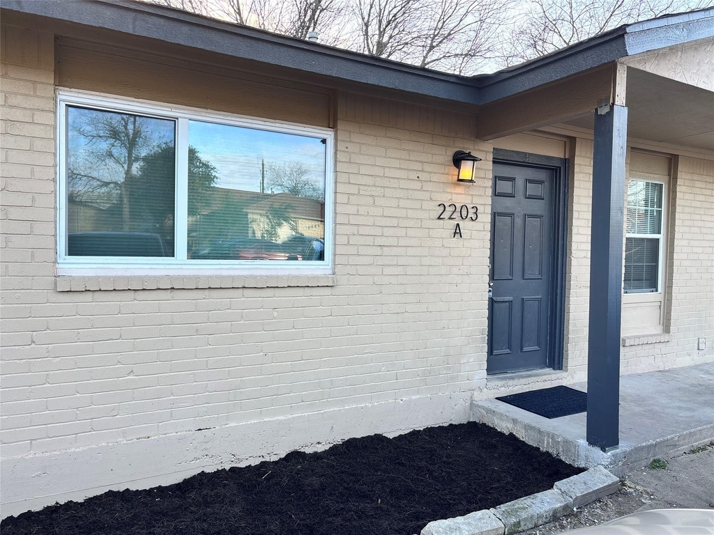 2203 Donahue Ln - Photo 0
