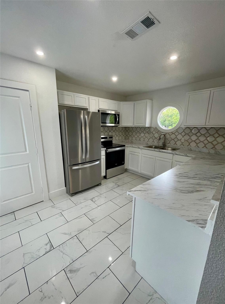 1109 Brentwood St - Photo 4