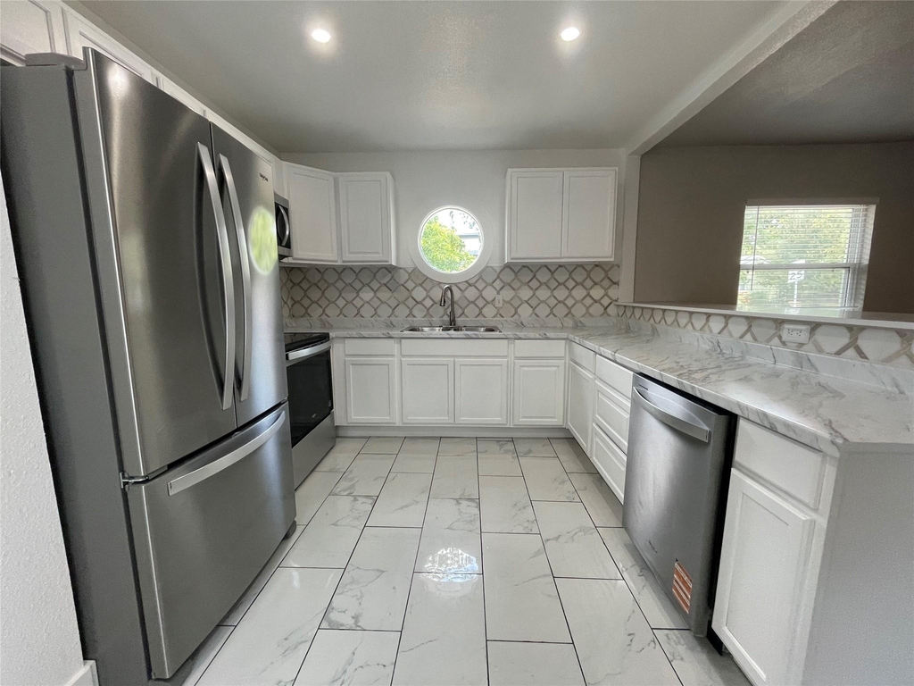 1109 Brentwood St - Photo 5