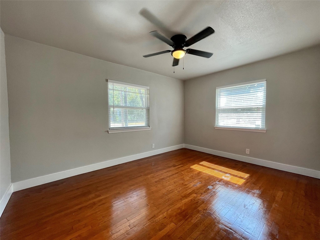 1109 Brentwood St - Photo 9