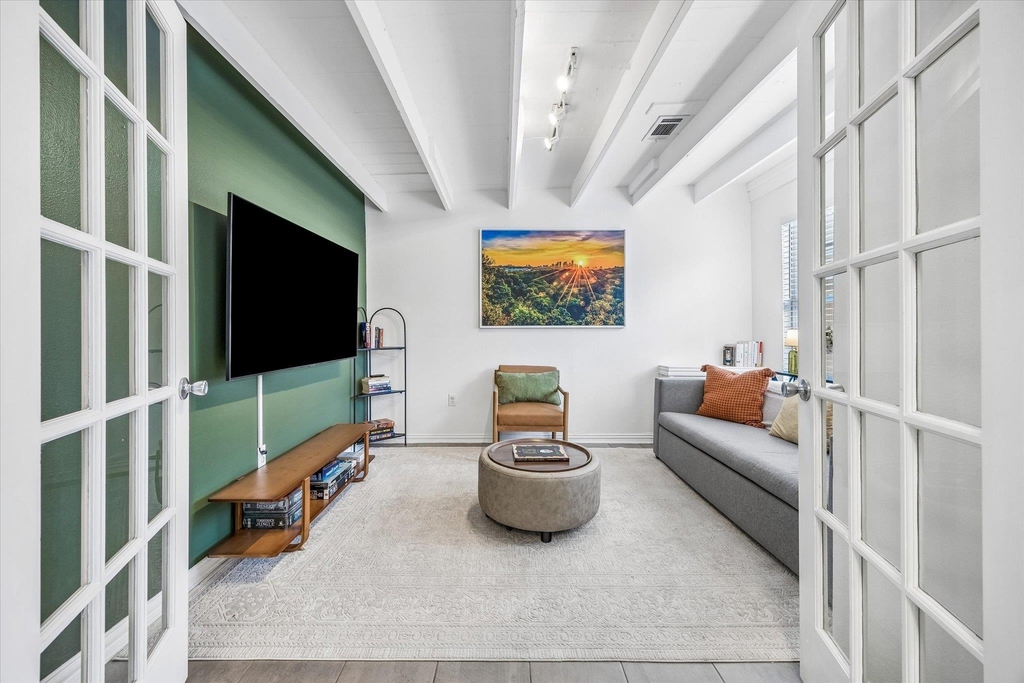 211 Lessin Ln - Photo 5
