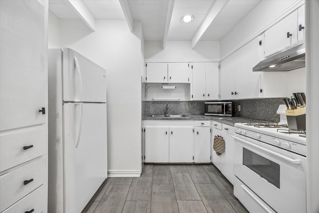 211 Lessin Ln - Photo 6