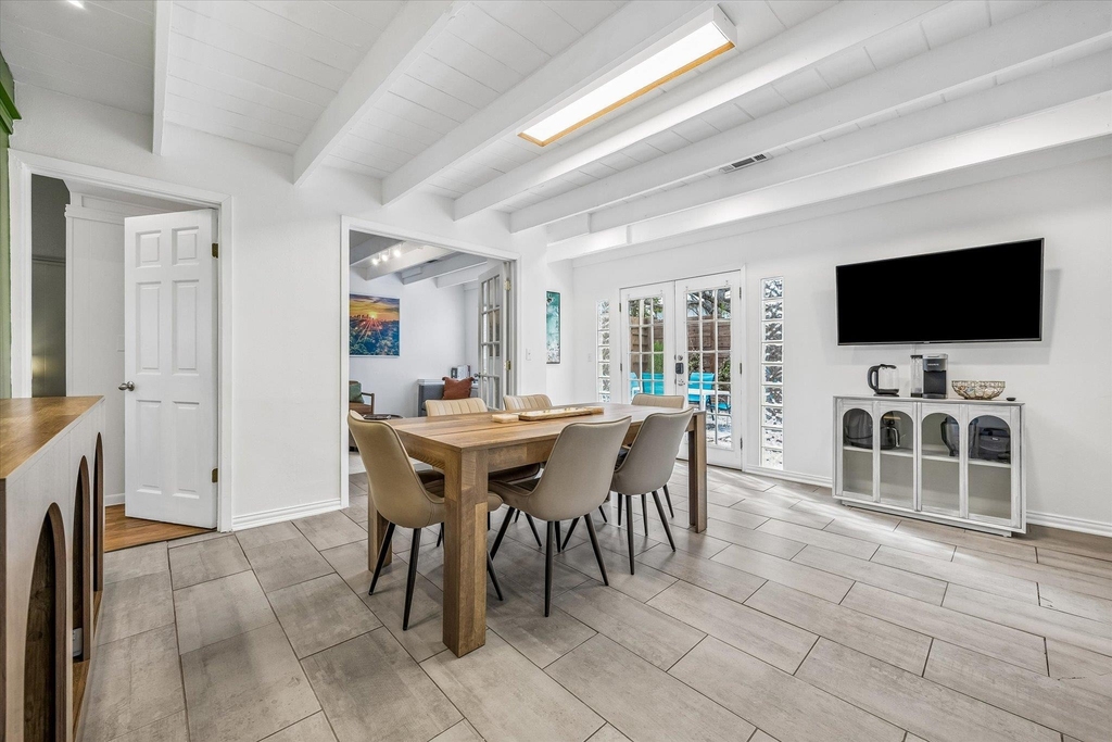 211 Lessin Ln - Photo 2