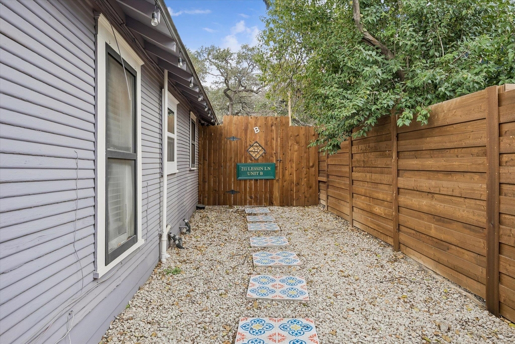 211 Lessin Ln - Photo 10