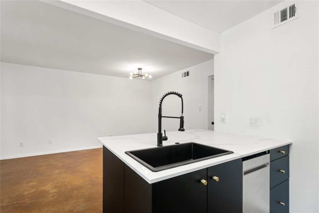 2119 Oxford Ave - Photo 2