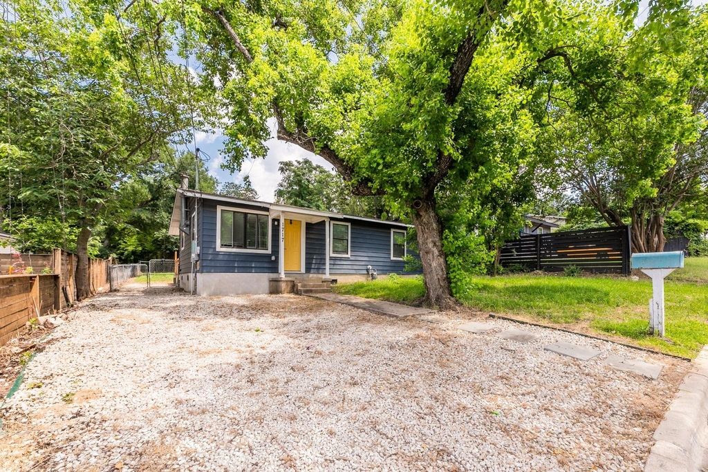 1717 Bunche Rd - Photo 2