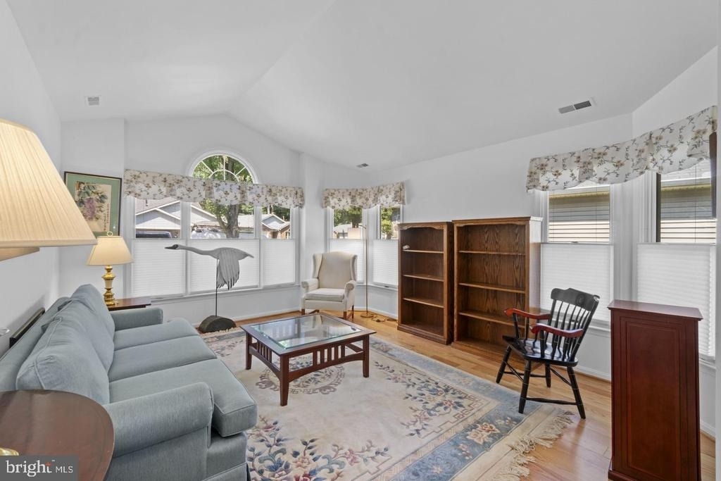 709 Sydney Terrace - Photo 2