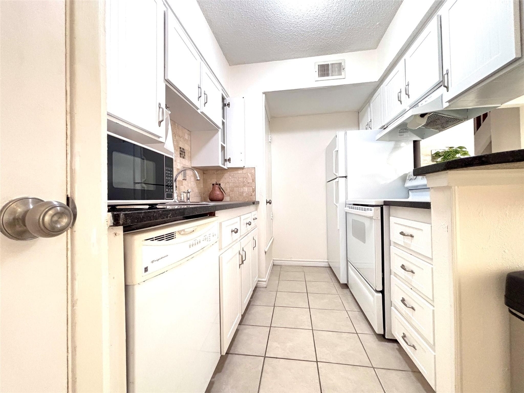 7407 Shadow Hill Dr - Photo 4