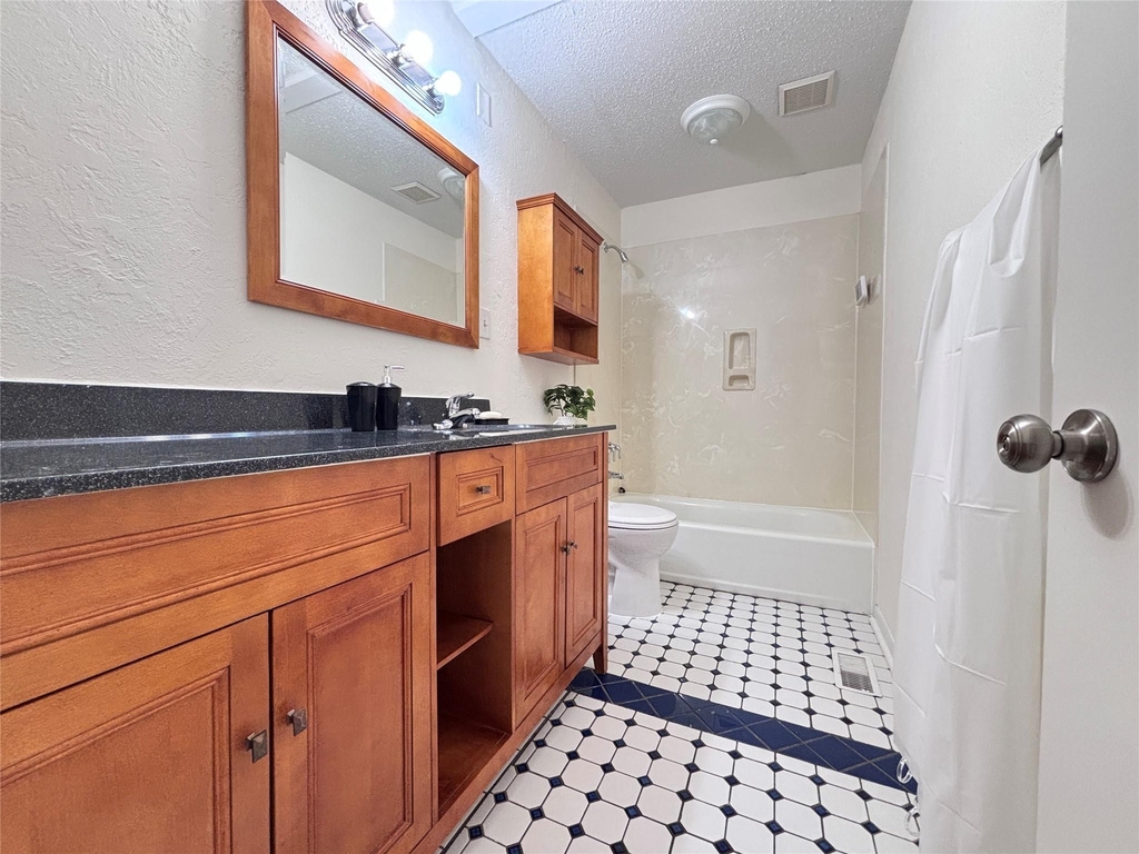 7407 Shadow Hill Dr - Photo 15
