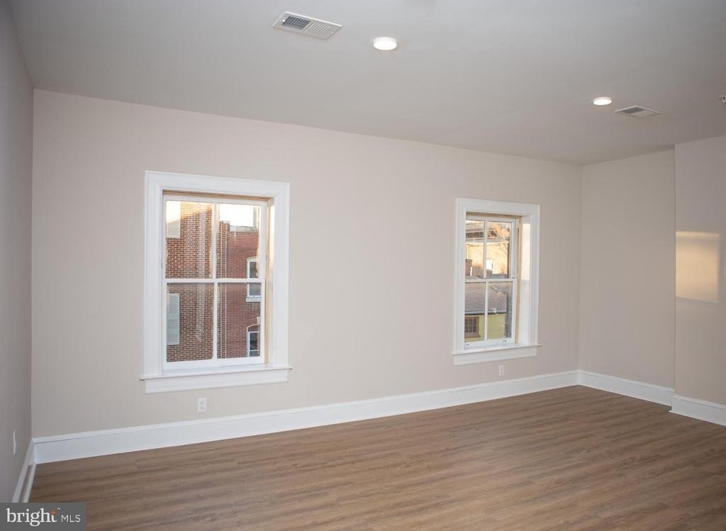 216 W 9th Street - Photo 14