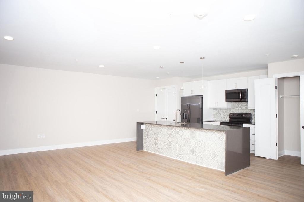 216 W 9th Street - Photo 1