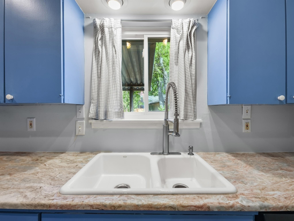 8010 Camden Dr - Photo 11