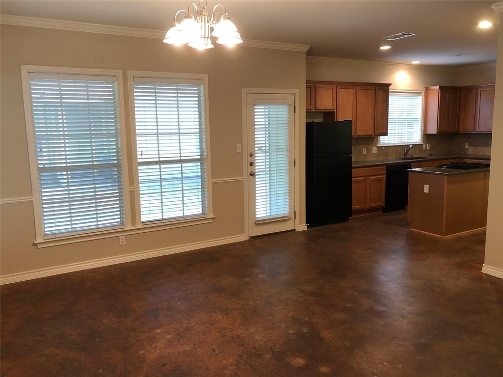 504 W North Loop Blvd - Photo 4