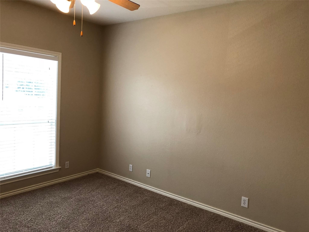 504 W North Loop Blvd - Photo 20