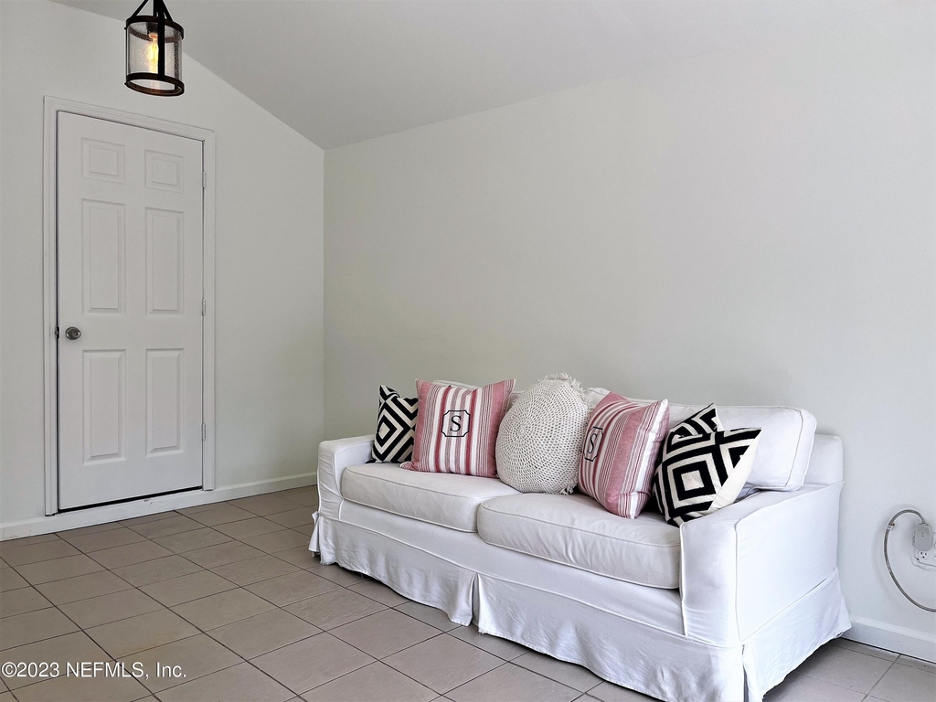 4233 Colonial Avenue - Photo 10