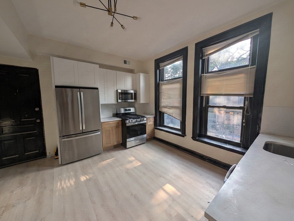 1481 W Erie Street - Photo 2