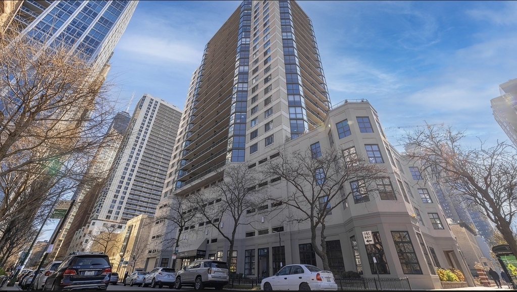 33 W Delaware Place - Photo 0