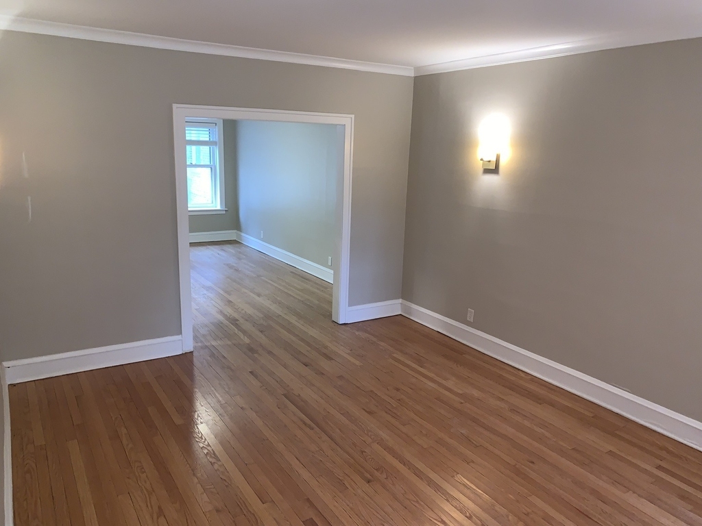 2046 W Farragut Avenue - Photo 2