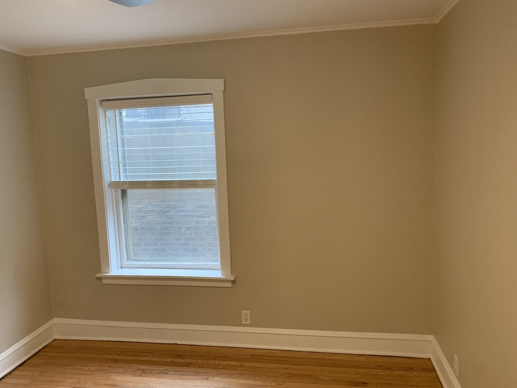 2046 W Farragut Avenue - Photo 18
