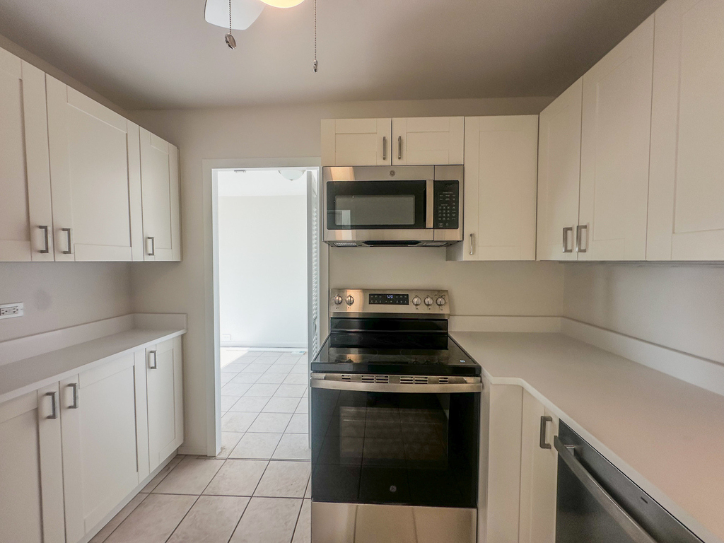 1255 N Sandburg Terrace - Photo 3