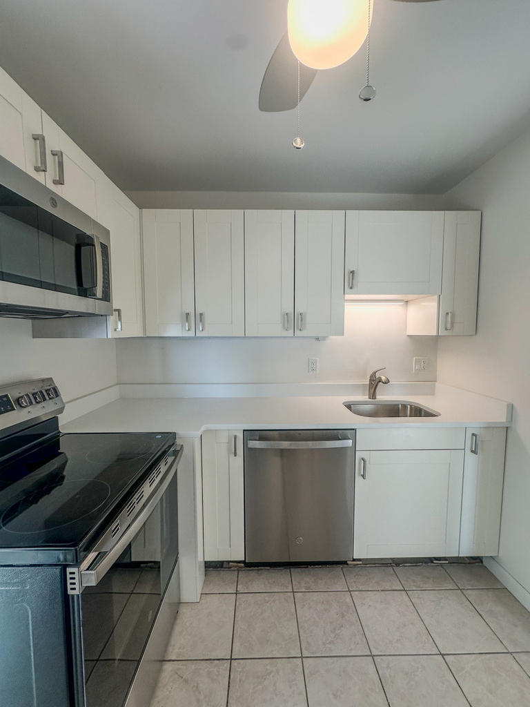 1255 N Sandburg Terrace - Photo 4