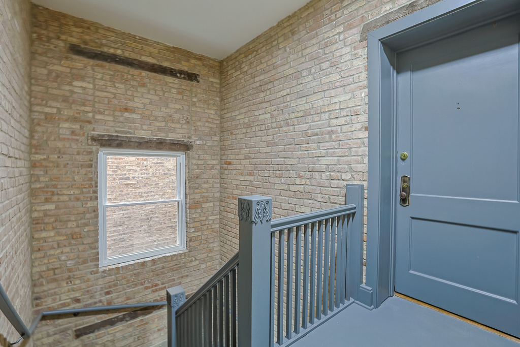 4413 W Montrose Avenue - Photo 2