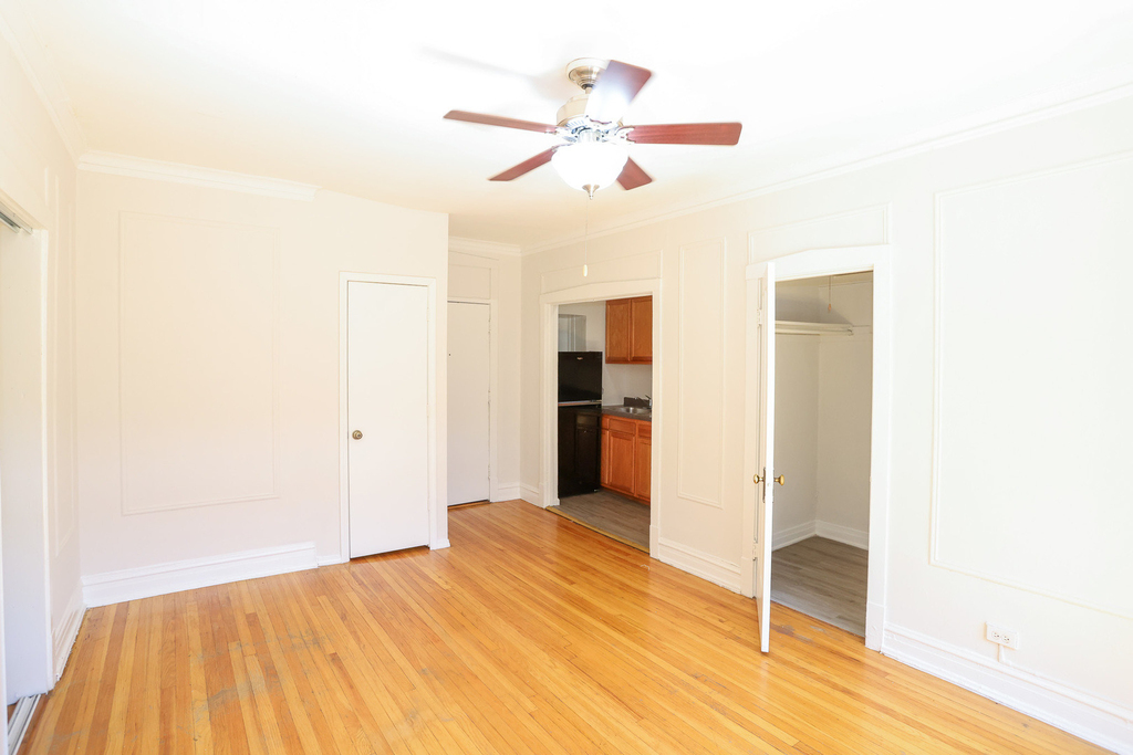 5419 S Harper Avenue - Photo 2