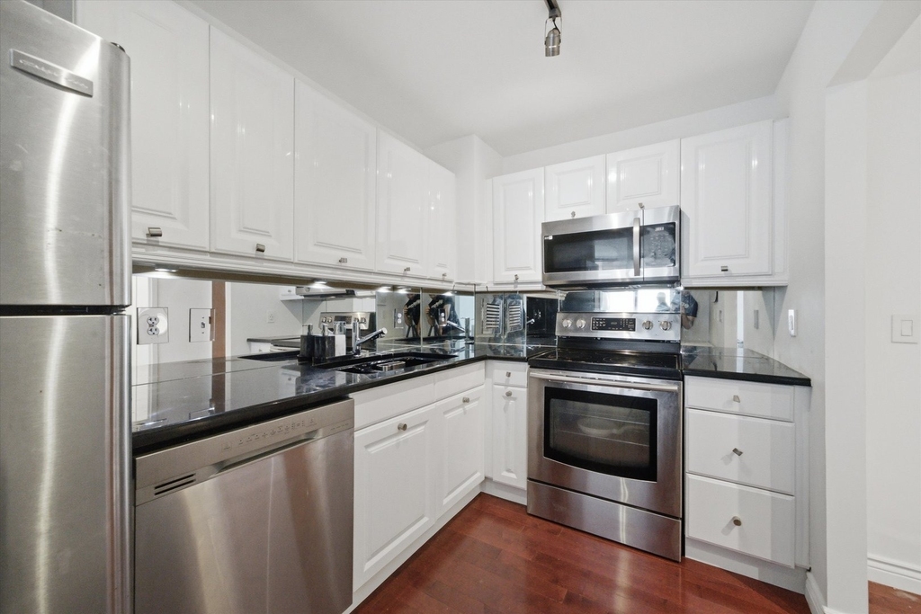401 E Ontario Street - Photo 8