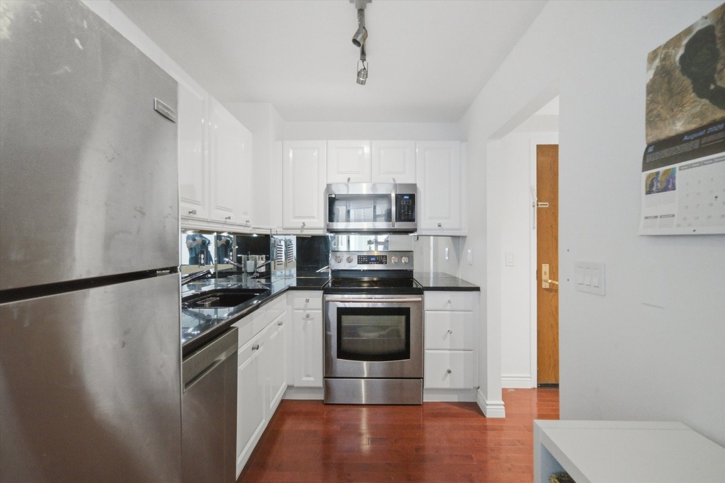 401 E Ontario Street - Photo 10