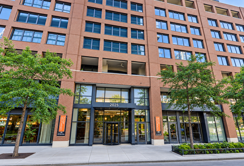 637 N Wells Street - Photo 0