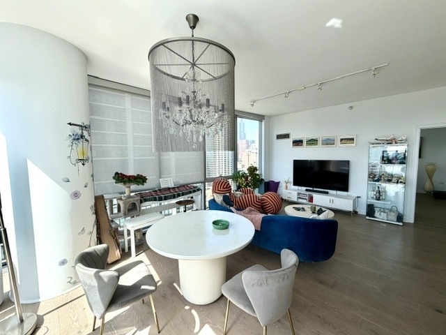 1201 S Prairie Avenue - Photo 2