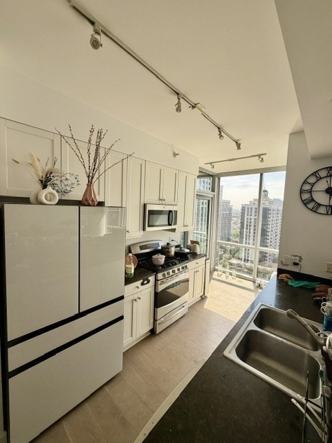 1201 S Prairie Avenue - Photo 3